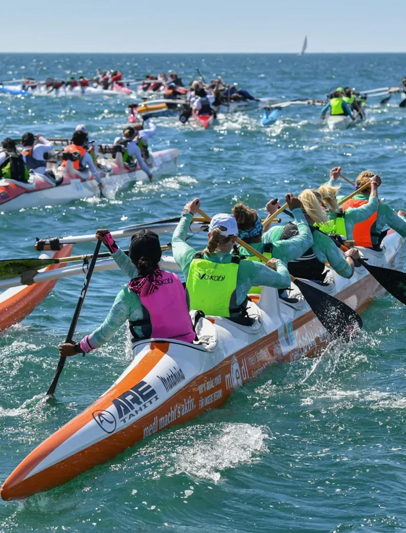 Course de pirogues aux Sables d'Olonne, en pleine mer.