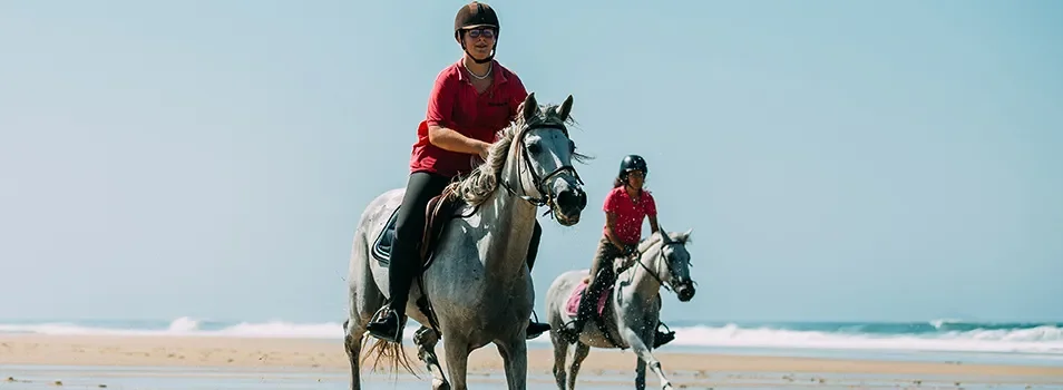 Deux cavaliers profitant d'une balade à cheval sur la plage de Saint-Girons, dans les Landes.