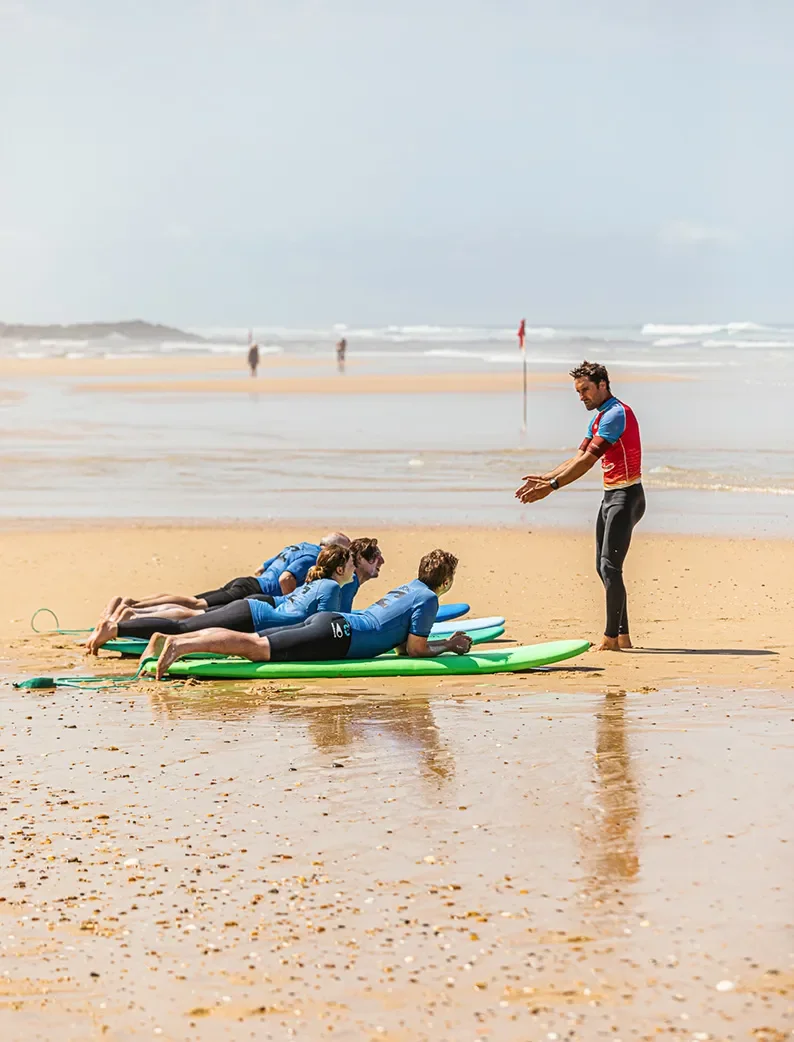 Cours collectif de surf à faire lors d'un week-end dans les Landes.
