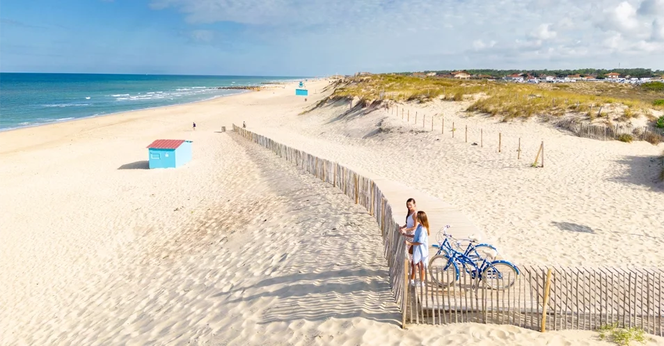 Surfeurs dans les vagues de la plage de montalivet. 