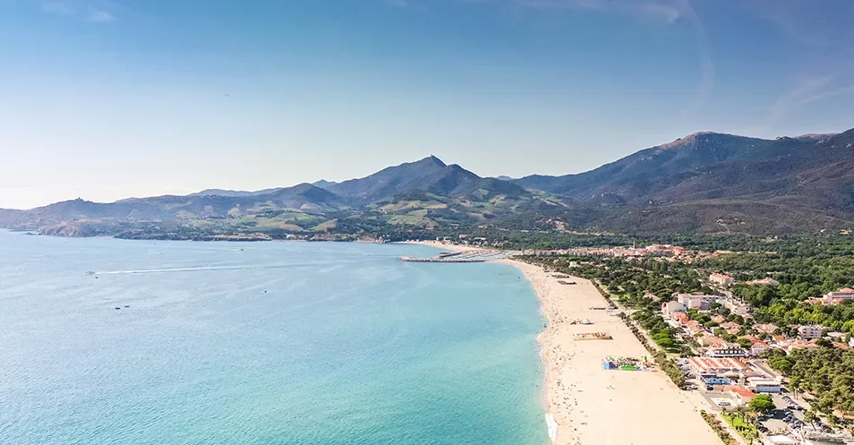 Profitez de la plage au pied des montagnes lors de votre séjour à Argelès-sur-Mer.