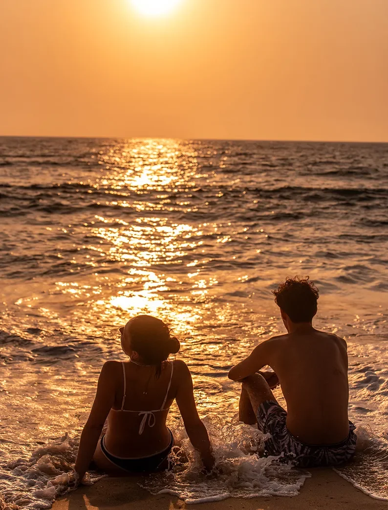 Couple profitant du coucher de soleil au bord de l'océan à Saint-Girons Plage lors d'un week-end dans les Landes.