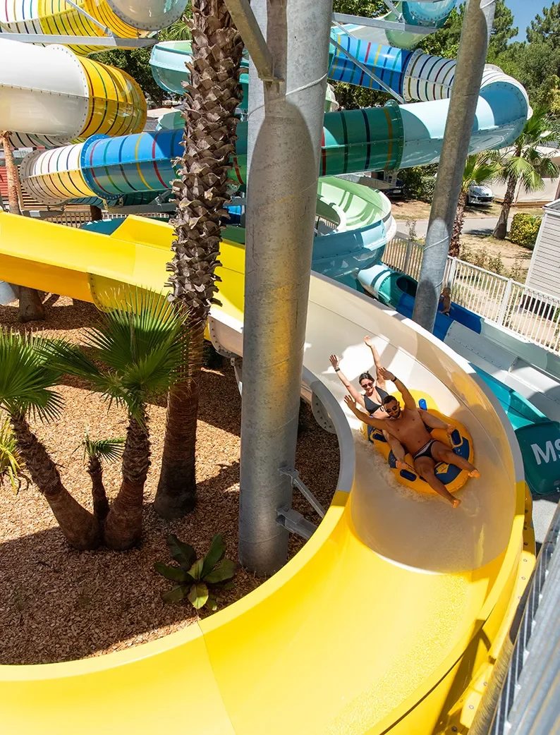 Toboggans aquatiques à découvrir en réservant tôt ses vacances au Camping Club Le Littoral 5 étoiles.