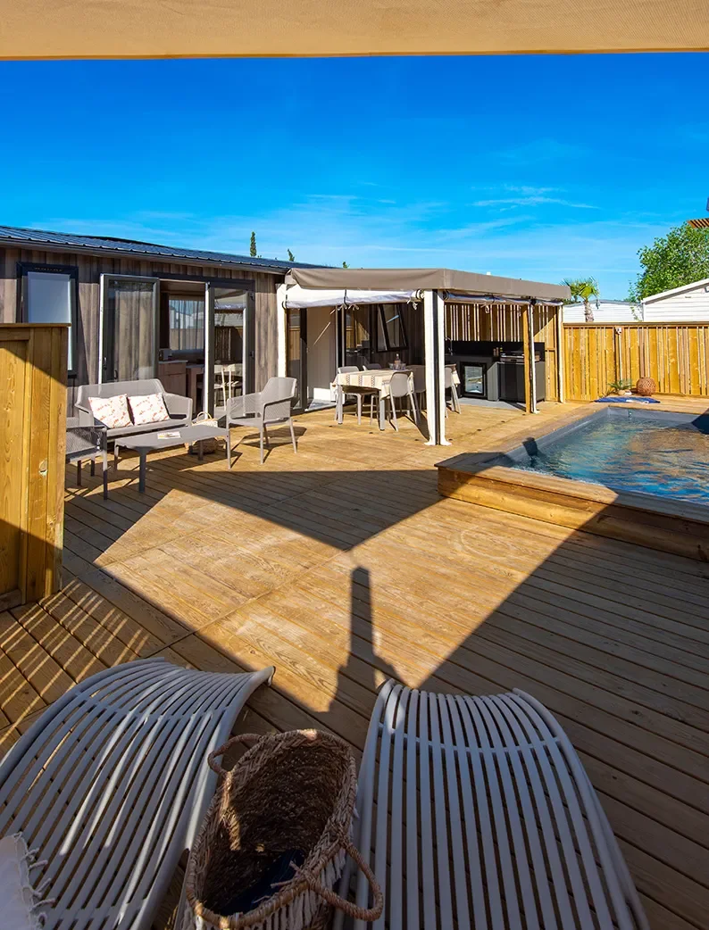 Grande terrasse du Cottage Oasis Premium & Pool avec piscine et salon d'extérieur.