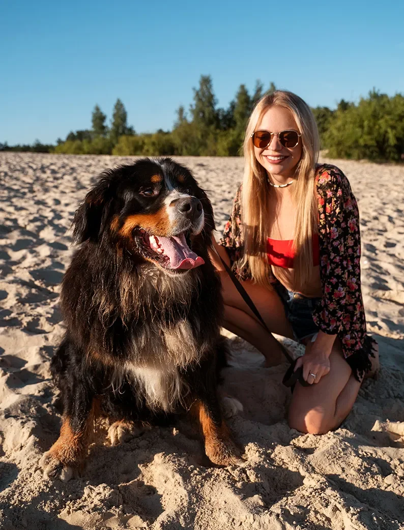 Une femme et son bouvier bernois profitant d’une plage de Biscarrosse où les chiens sont autorisés.