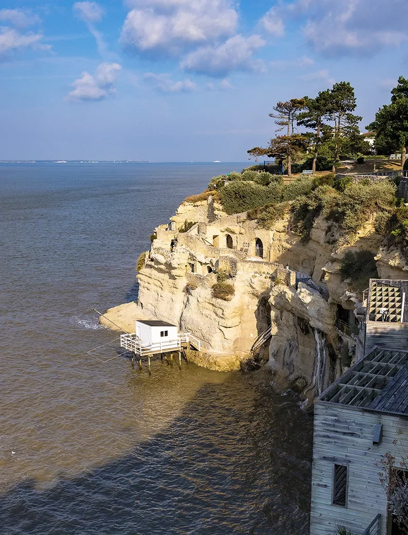 Visitez les grottes troglodytiques de Meschers-sur-Gironde.