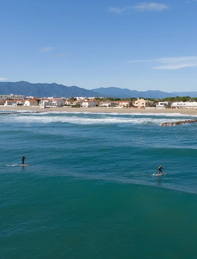 Deux pratiquants de paddle au large de la plage Rodin, un spot de surf à Saint-Cyprien.