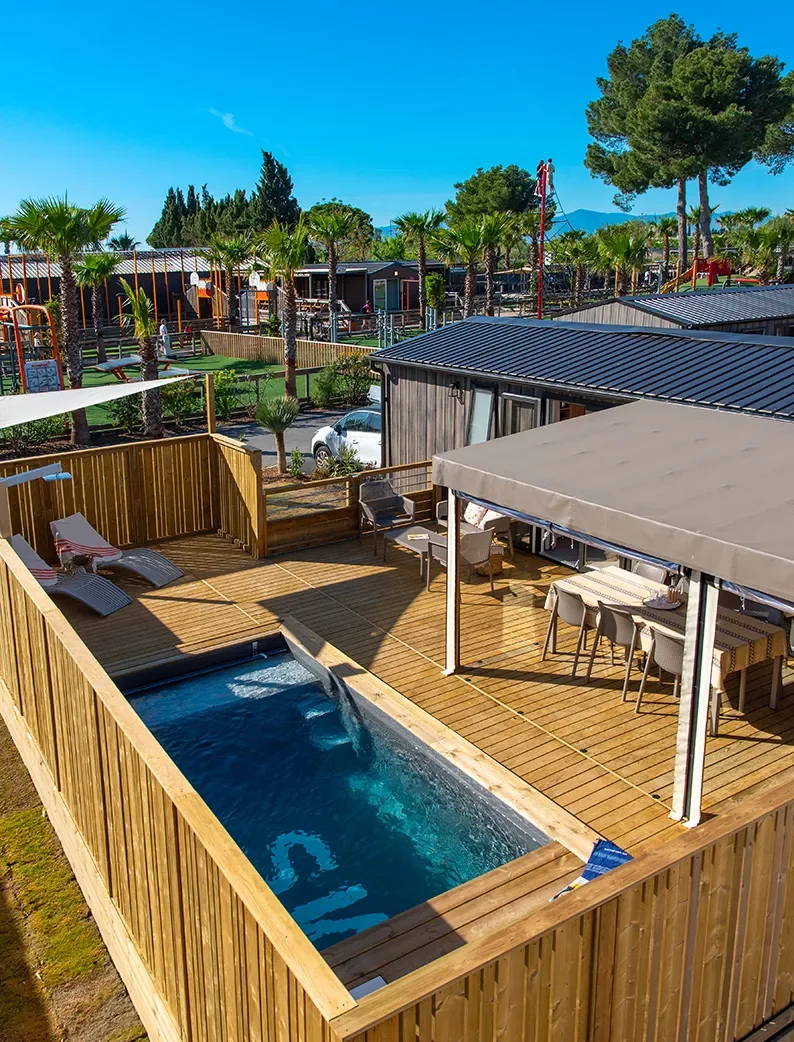 Vue aérienne du Cottage Oasis Premium & Pool : mobil-home avec piscine.