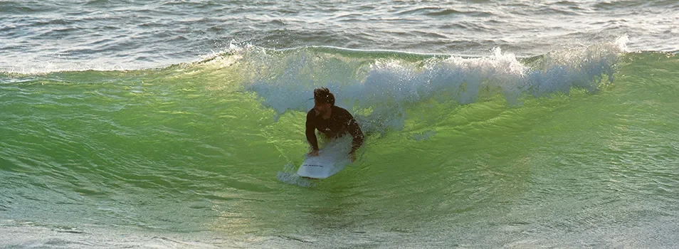Surfeur dans une vague à Saint-Girons Plage, un spot de surf près du Camping Club Les Tourterelles 4 étoiles.