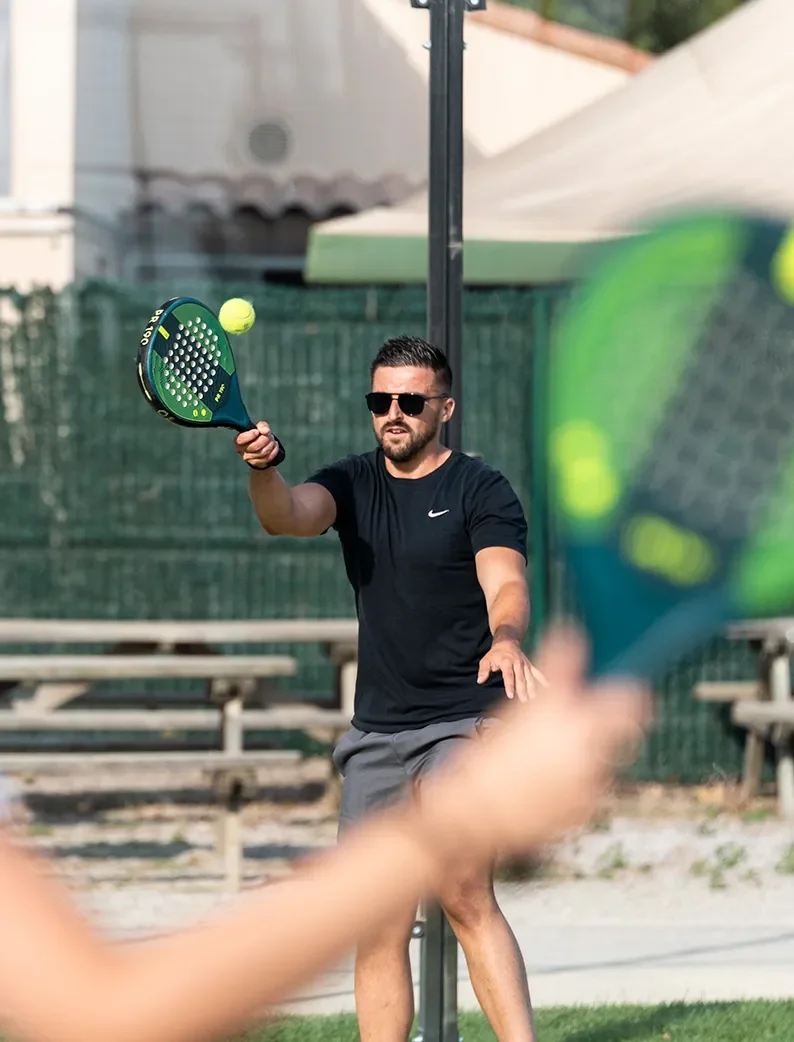 Préparer vos vacances en mobil-home et profitez de la location du padel-tennis.