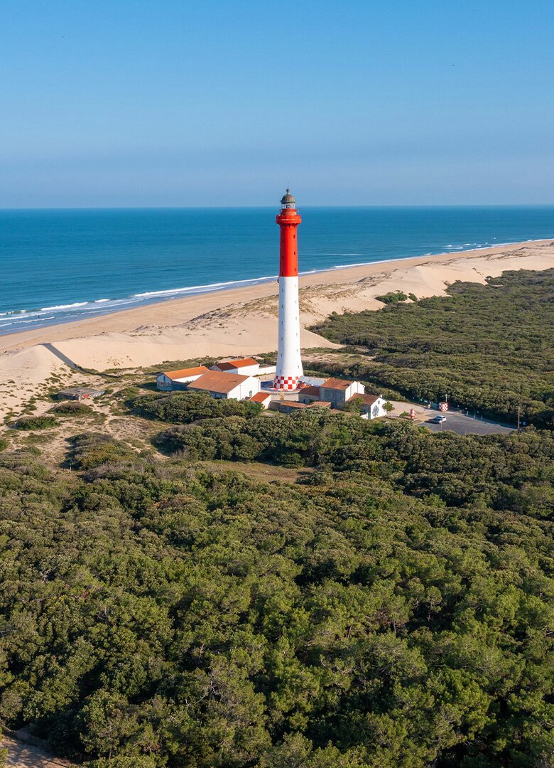 Le phare de la Coubre : sentinelle de la côte Sauvage et témoin d’une nature en mouvement