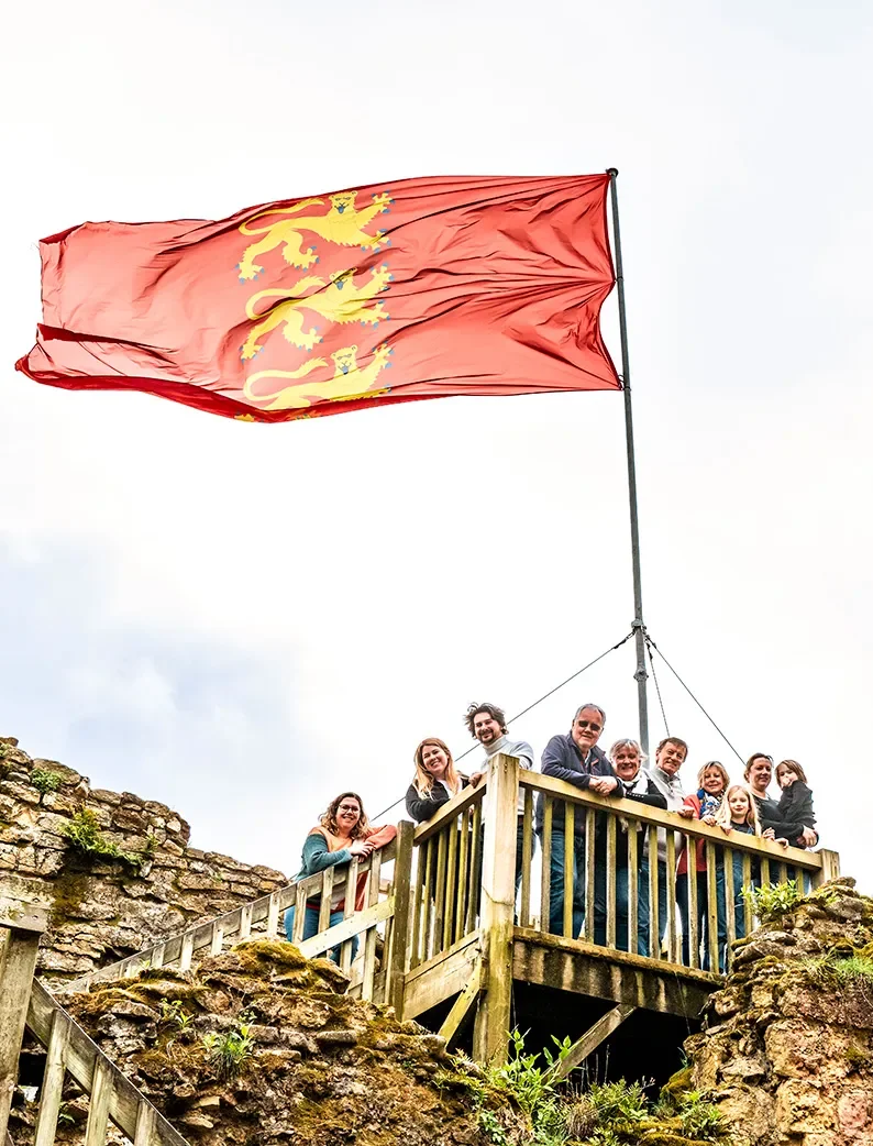 Groupe de visiteurs en haut de la tour maîtresse du château de Talmont-Saint-Hilaire.