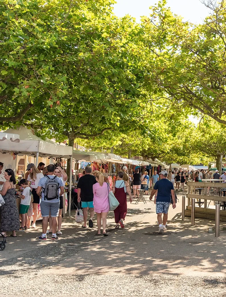 Promenade entre les étals du marché de Biscarrosse pendant un week-end dans les Landes.