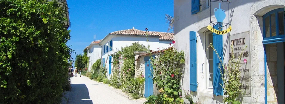 Rue fleurie du village de Talmont-sur-Gironde, à visiter en Charente-Maritime.
