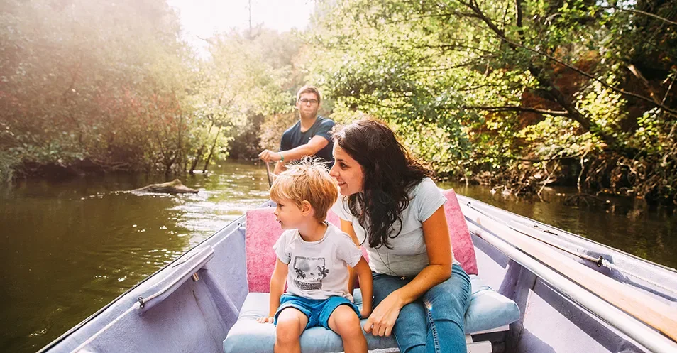 Famille en balade en barque sur le courant d'Huchet lors d'un week-end dans les Landes.