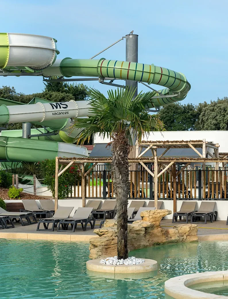 Toboggans aquatiques du Camping Club La Côte Sauvage cinq étoiles.