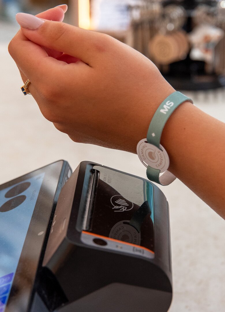 Découvrez le bracelet cashless dans nos Campings Clubs