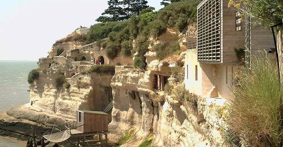 Habitations troglodytiques creusées dans les falaises surplombant l’eau à Meschers-sur-Gironde.