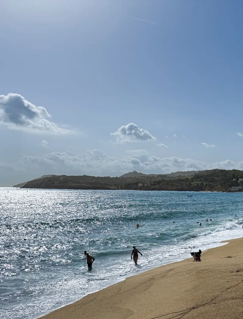 Baigneurs sur la plage du Racou à Argelès-sur-Mer, un spot de surf près des Campings MS Vacances.