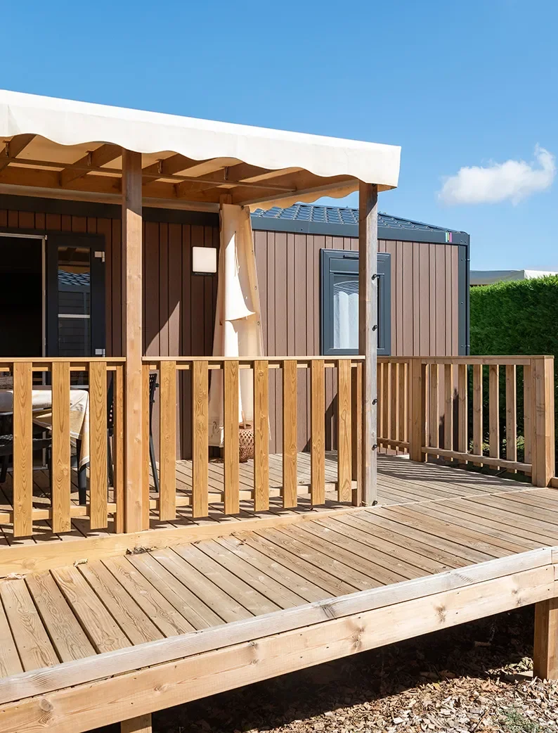Extérieur d'un mobil-home PMR dans les Campings Clubs MS Vacances.
