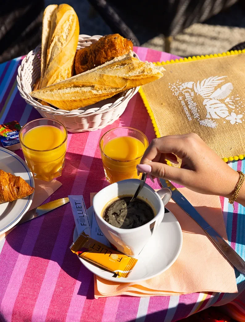 Petit-déjeuner sur la terrasse du mobil-home avec piscine.
