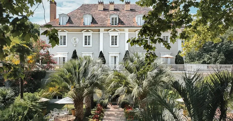 Façade et jardin du restaurant étoilé dans les Landes : Les prés d'Eugénie.