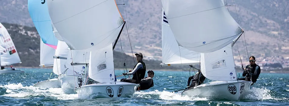 Voiliers 420 en régate avec spinnakers gonflés.