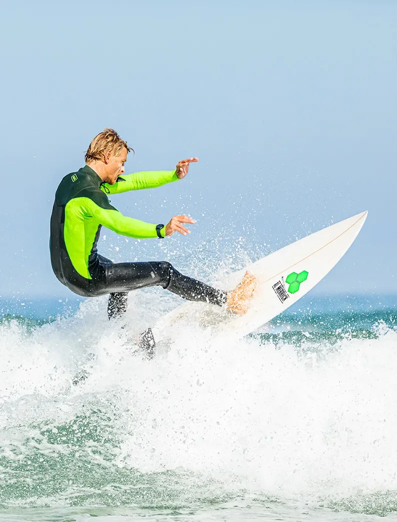 Surfeurs portant leurs planches près des dunes de la plage du Vivier à Biscarrosse, spot de surf proche des Campings MS Vacances.