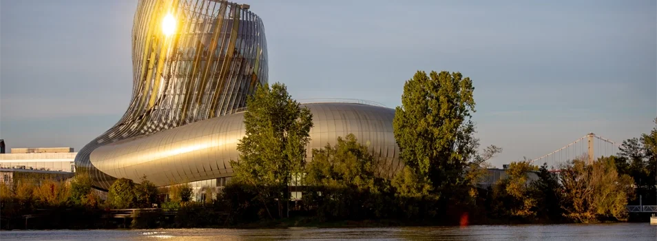 Rue étroite du centre historique de Bordeaux avec façades en pierre et commerces.