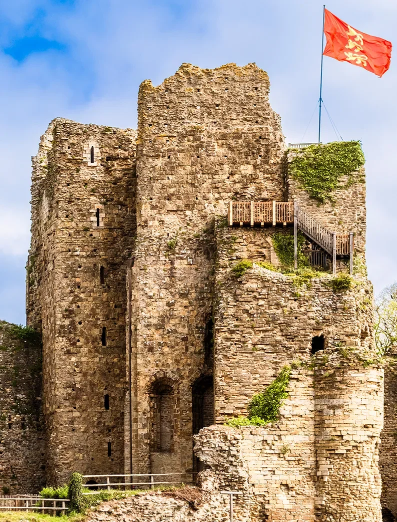 Façade du donjon médiéval du château de Talmont-Saint-Hilaire.
