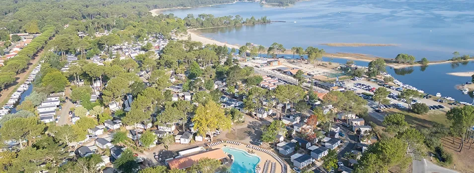 Camping Club en bord de lac proposant des mobil-homes avec piscine.