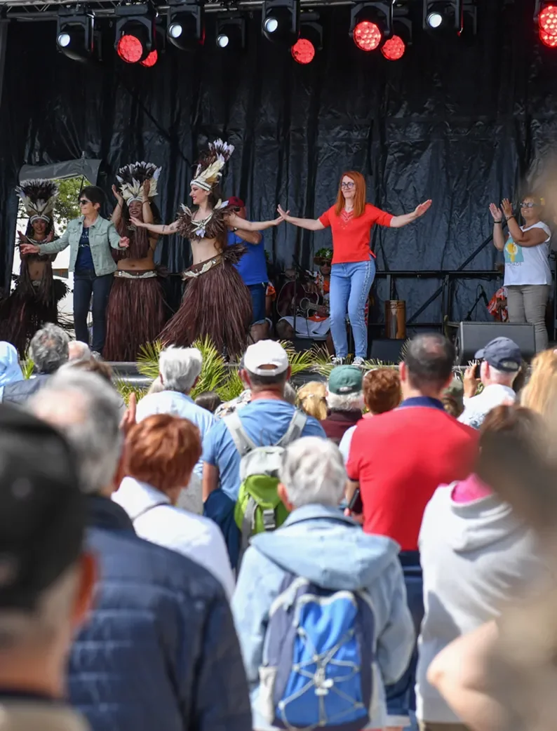 Initiation à la danse polynésienne lors de la Vendée Va'a.