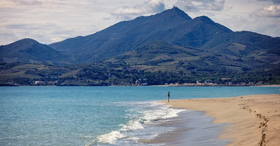 Plage Nord d’Argelès-sur-Mer face aux montagnes des Pyrénées.