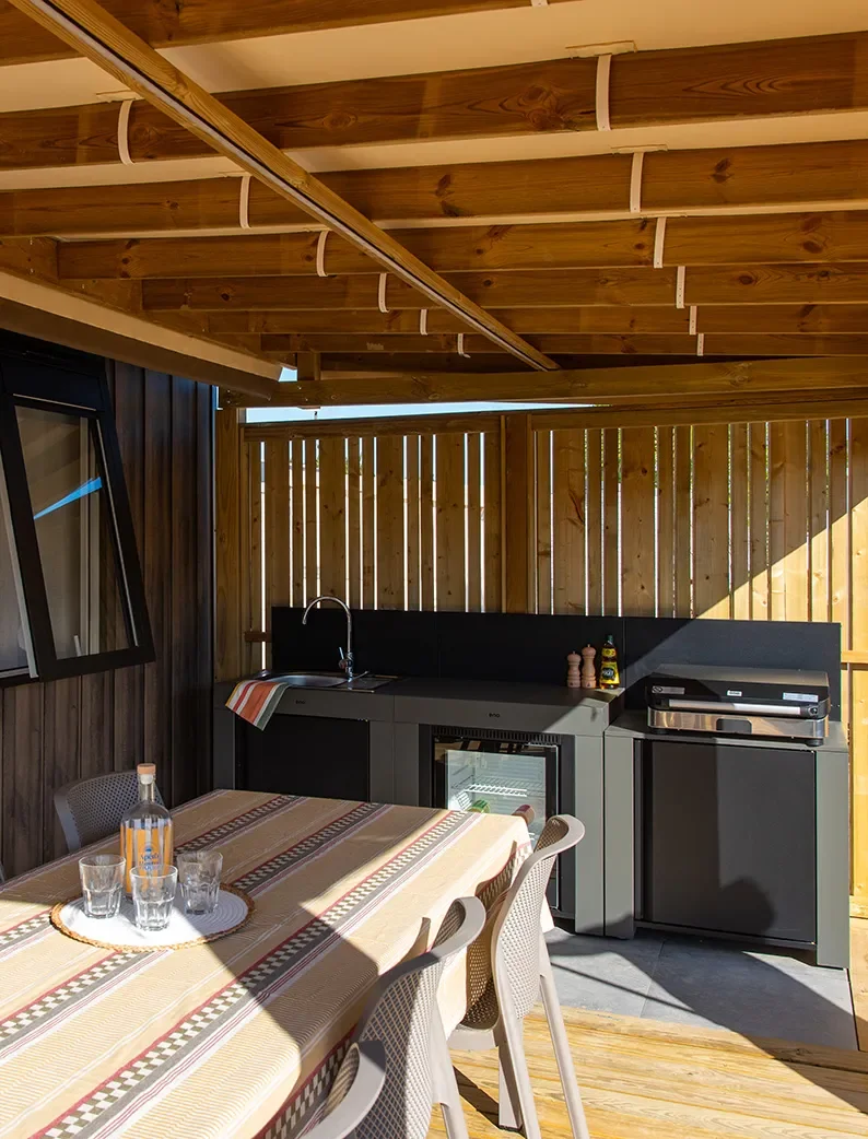 Cuisine extérieure du Cottage Oasis Premium & Pool, couverte avec table à manger et chaises.