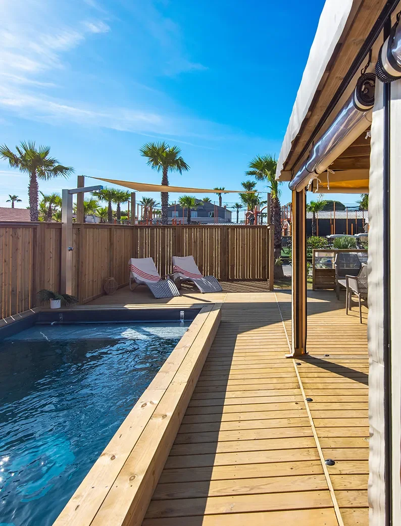 Cottage Oasis Premium & Pool : terrasse en bois, piscine, cuisine d'été et mobilier de jardin.