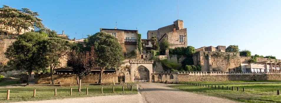 Entrée de la cité médiévale de Saint Macaire à visiter en famille en Gironde. 