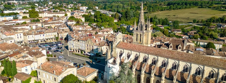Vue aérienne de Bazas avec sa cathédrale à visiter en Gironde en famille.