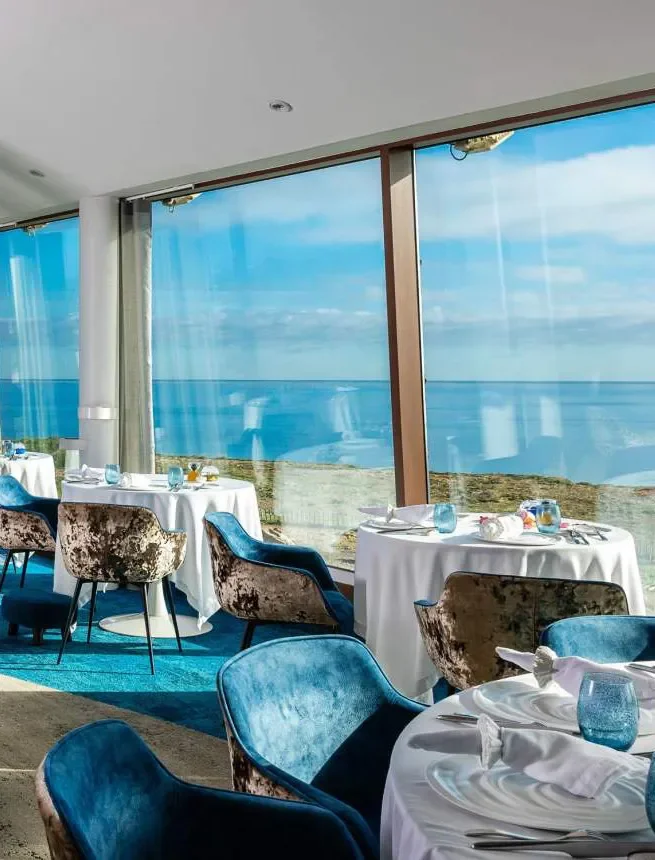 Salle du restaurant étoilé Le Grand Cap avec sur la Méditerranée.
