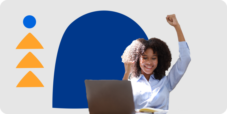 Headerbild Blog: Frau am Laptop reißt beide Arme hoch und freut sich vor Hintergrund in TimeTac Farben  