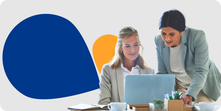 Mitarbeiterin zeigt Kollegin etwas am Tablet. Urlaubsanspruch Übersicht in TimeTac im Hintergrund