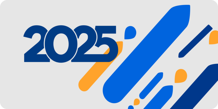 Mitarbeiterin plant Urlaub 2026 am Laptop – Symbolbild Urlaubsplanung