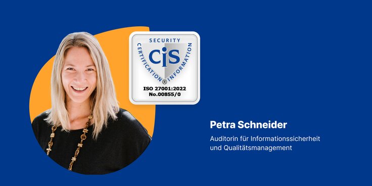 Mitarbeiterin plant Urlaub 2026 am Laptop – Symbolbild Urlaubsplanung