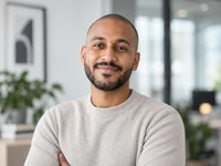 Portrait d'un expert Shopflow dans un bureau lumineux