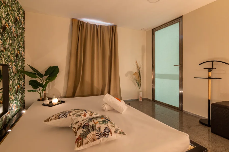 Salon tropical vert sous un autre angle