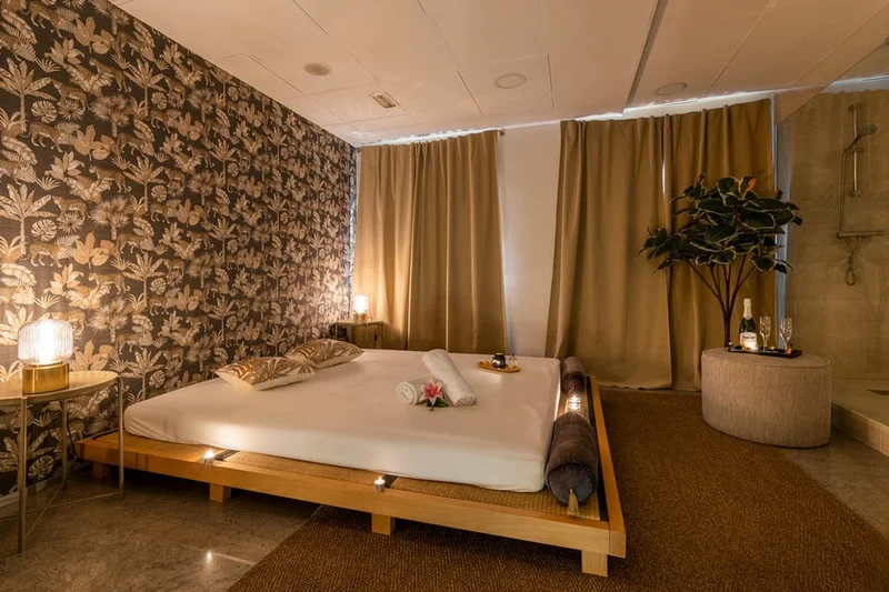 Salon privé préparé pour le massage