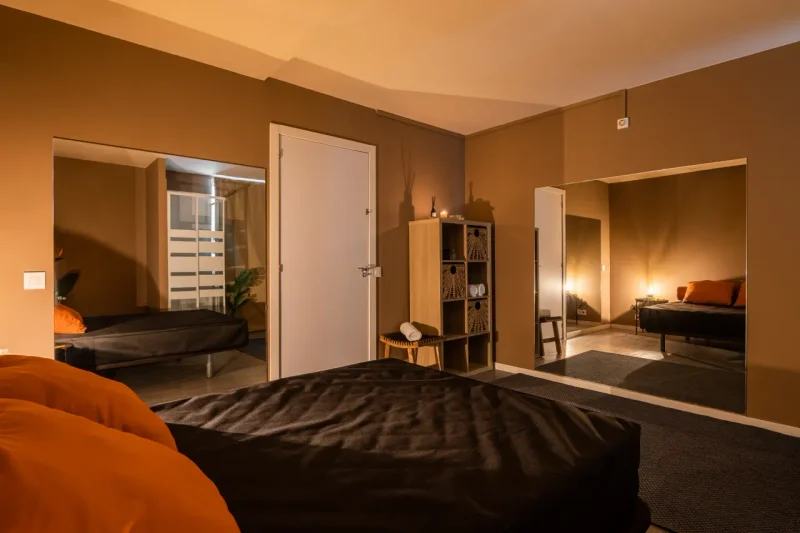 Decorative elements evoking calm and sensuality