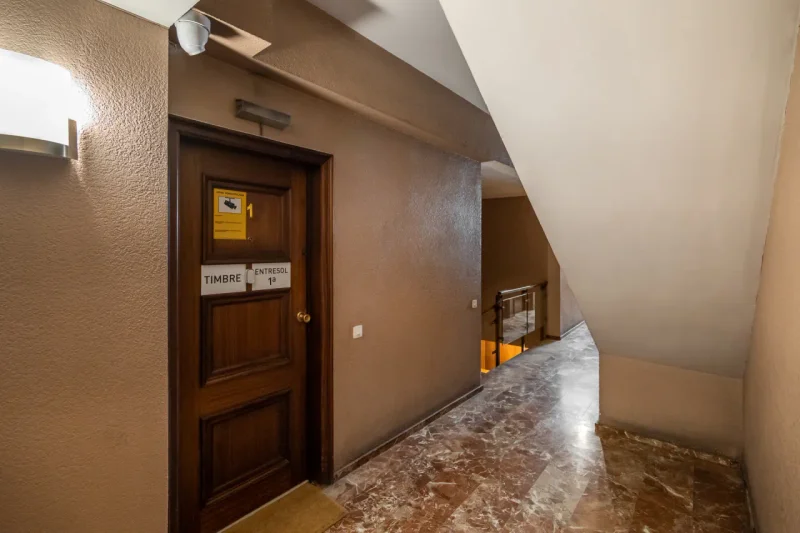 Entrance area with minimalist signage for total discretion