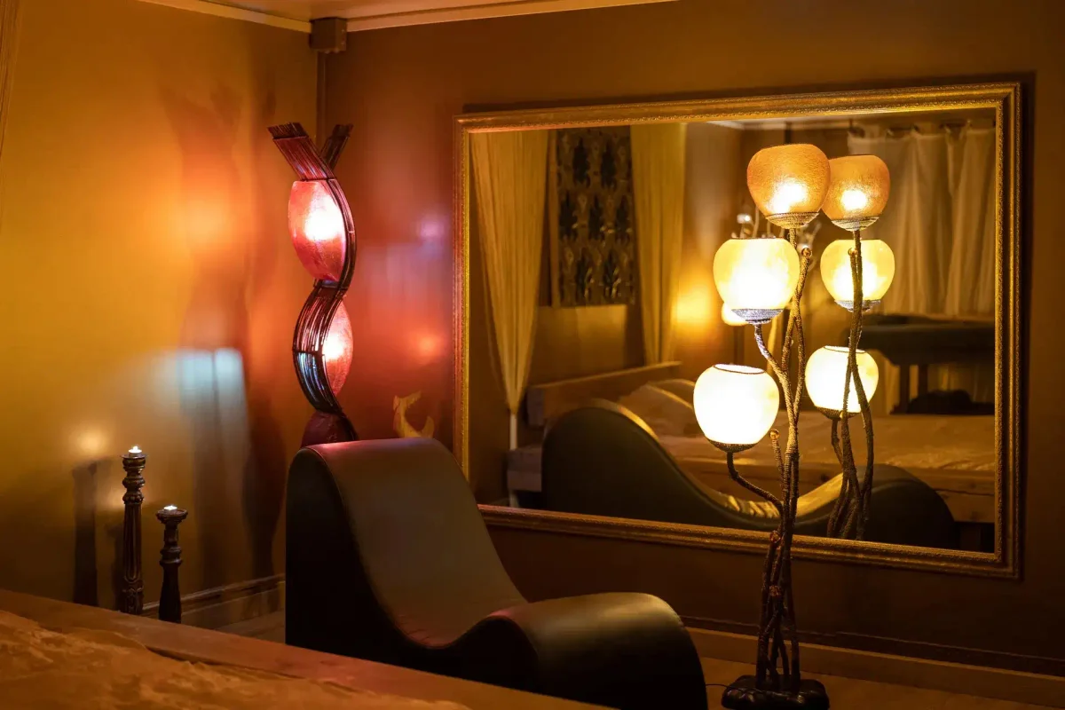غرفة مساج بالشموع وألوان العنبر الدافئة في سبا Stimulos برشلونة