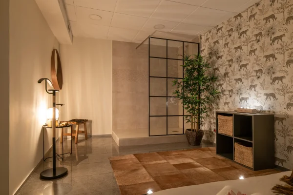 Salon de massage avec douche privée et bambou