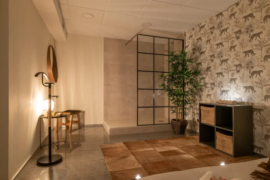 Salon de massage avec douche privée et bambou
